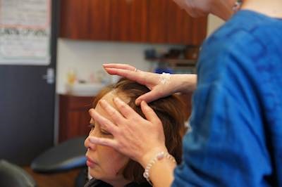 クリームを塗り生え際の皮膚を保護