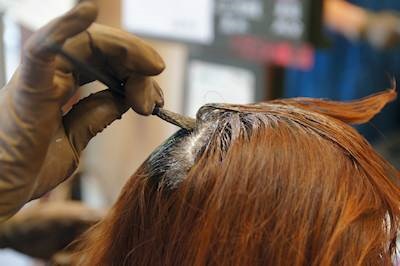 ハケの毛先を垂直にすると頭皮に刺激を与える