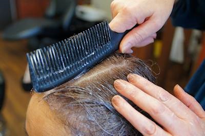 コームの背で薬液を除去する