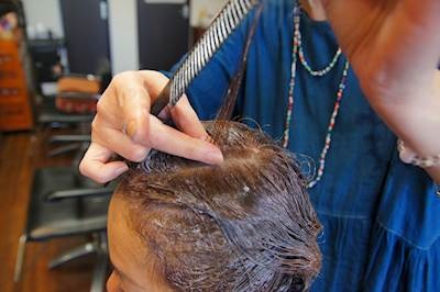 さらに指でしごいて薬液を除去する