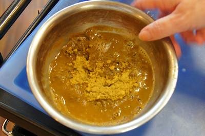 ボウルの内壁にお湯をはわせます