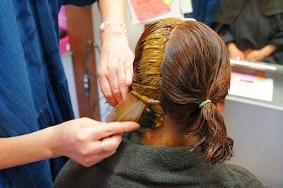 頭の左側にだけサフランオレンジを塗っていきます