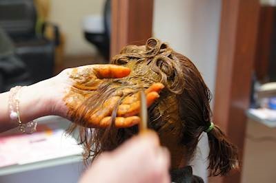 ヘナは頭皮と髪に置いていくというイメージ