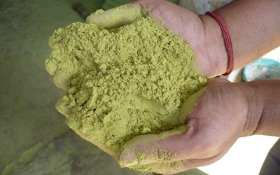 Process �B finely crushed powder, looks like green tea . The particle sizes are properly matched . This is the reason for pleasant hair care.