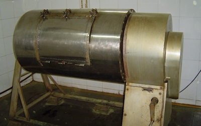 
Process �D This machine is used to  to mix the herbs whilst making the color variations for products other than saffron orange, such as coffee brown, chocolate brown and treatment clear.